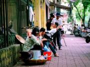 Vie sur le trottoir à Hanoï sous les yeux des étrangers